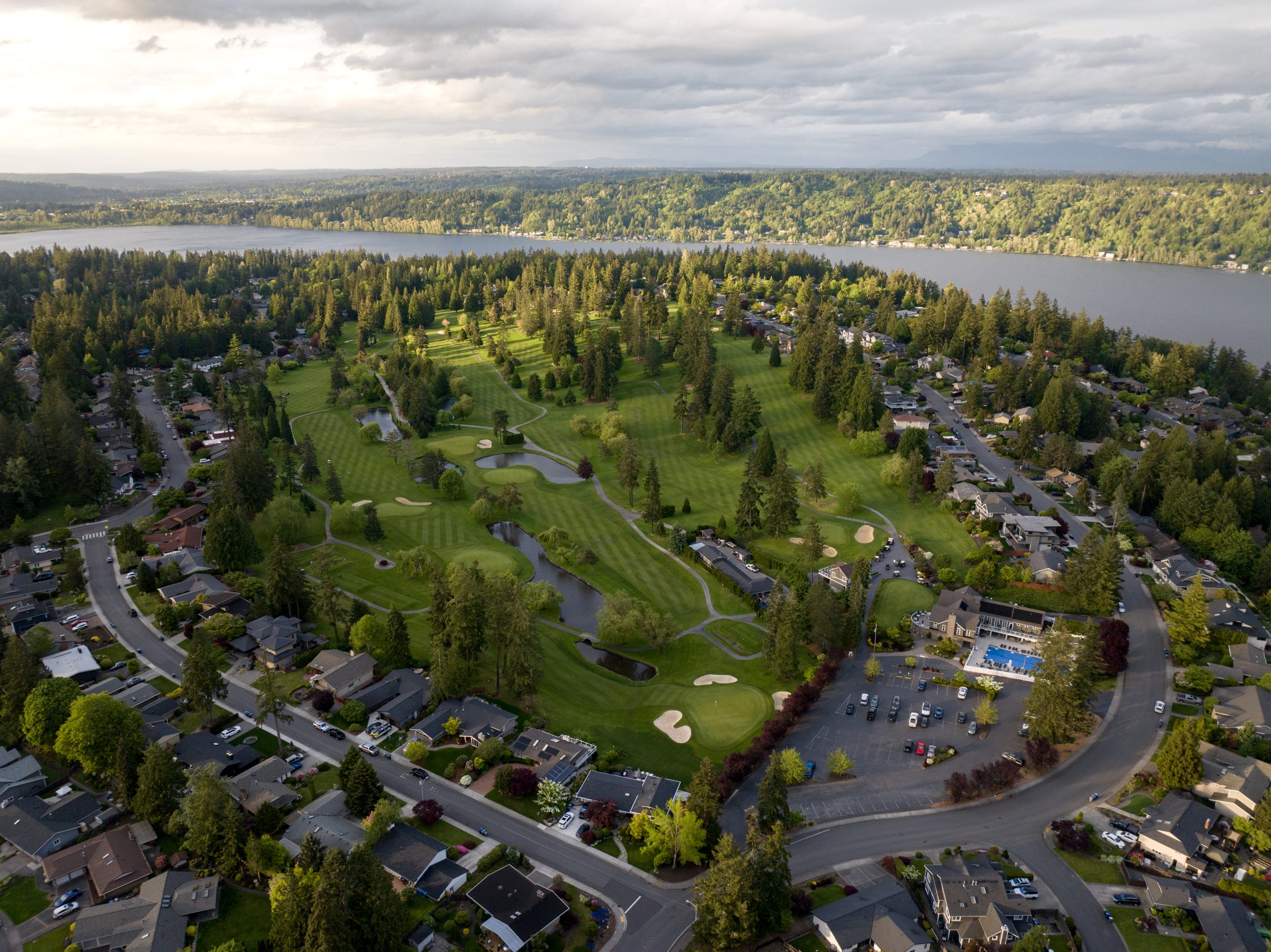 Tam O’Shanter homes Bellevue along the golf course